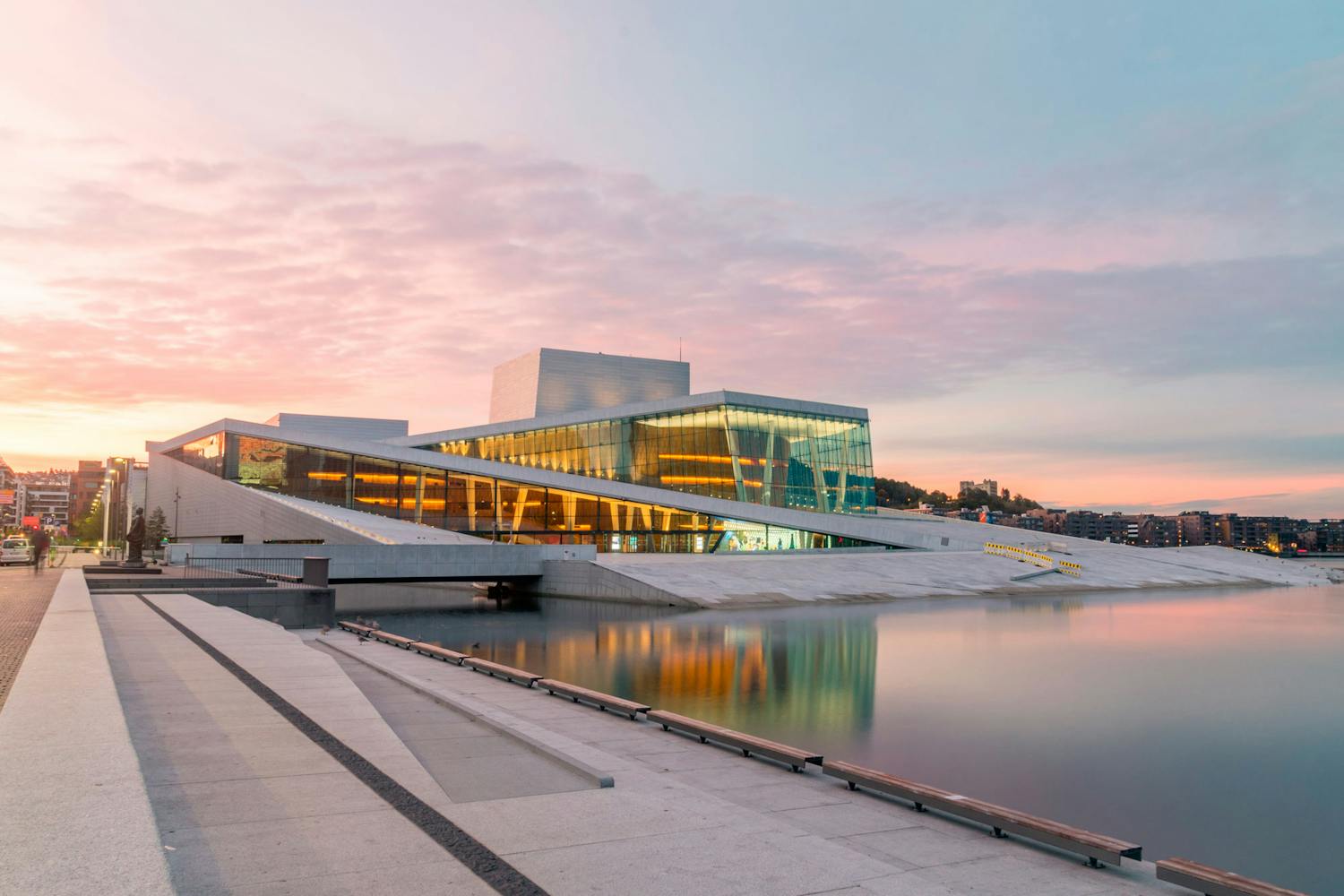 Oslon oopperatalo on arkkitehtuuriltaan kiinnostava kohde, joka kannattaa nähdä. Oopperatalon arkkitehtuuri näyttää upealta niin kaukaa katsottuna kuin myös aivan läheltä nähtynä.